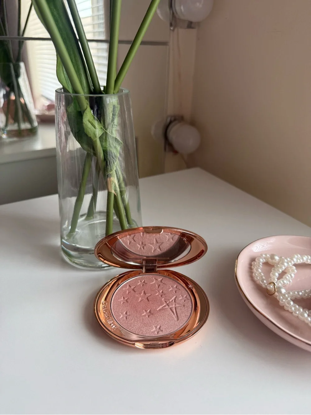 Charlotte tilbury Hollywood Glow Glide face highlighter